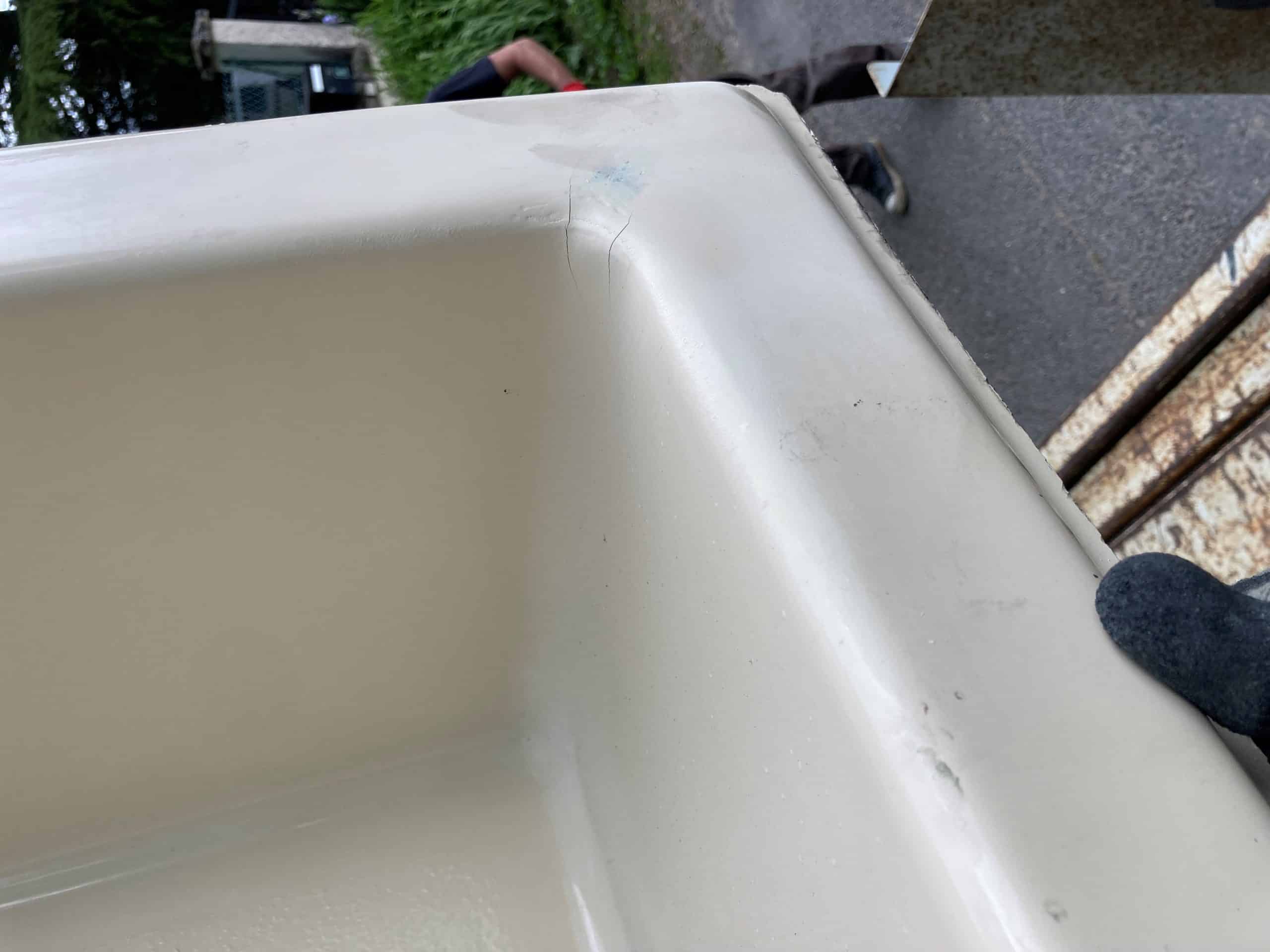Fissures dans l'angle supérieur d'une coque de piscine polyester